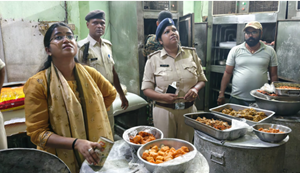 Charchit restaurant mein khana ke naam par mil raha meetha zehar, faphundi wala chicken dekhkar jaanch adhikari bhi rah gaye dang...