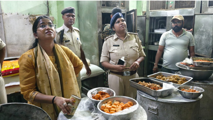 Charchit restaurant mein khana ke naam par mil raha meetha z