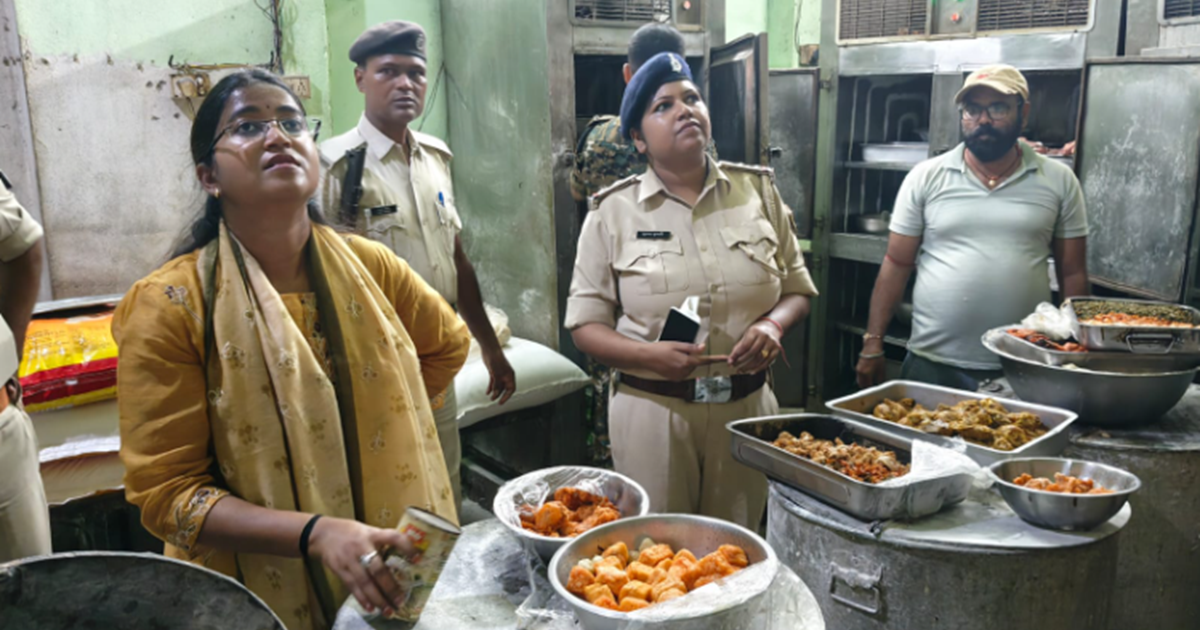 Charchit restaurant mein khana ke naam par mil raha meetha z
