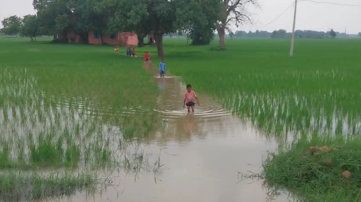 Paani mein dooba vidyalaya: bacchon aur shikshakon ke aane-j