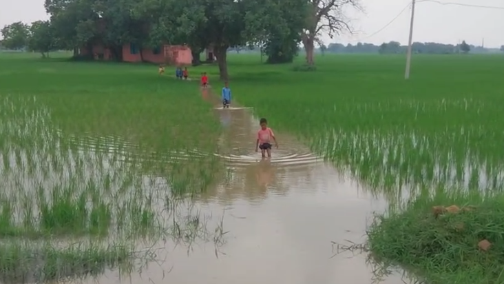Paani mein dooba vidyalaya: bacchon aur shikshakon ke aane-j