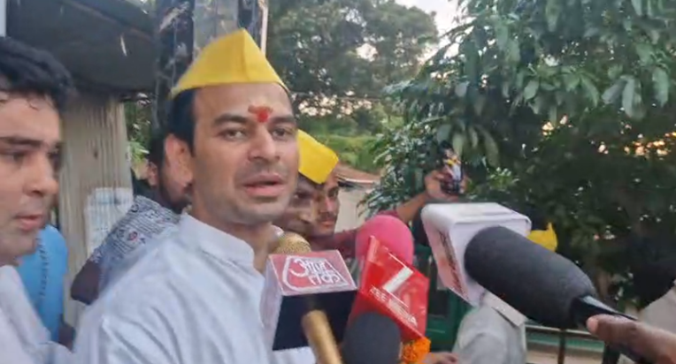 Tej Pratap Yadav ne ghode ke saath kiya road show, samarthak Tej Pratap Yadav ne ghode ke saath kiya road show, samarthak
