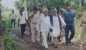 Bihar News : Aakroshit grameenon ne mantri aur vidhayak ji ko khadedha, paidal hi bhagkar bachani padi kimti jaan...