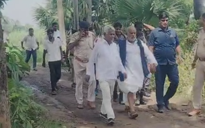 Bihar News : Aakroshit grameenon ne mantri aur vidhayak ji k Bihar News : Aakroshit grameenon ne mantri aur vidhayak ji k
