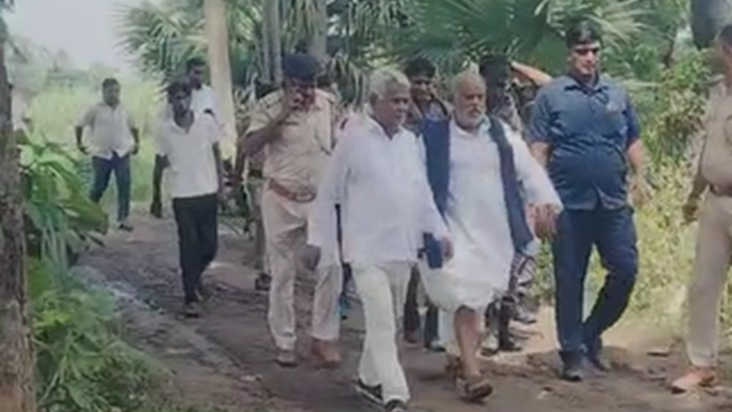 Bihar News : Aakroshit grameenon ne mantri aur vidhayak ji k