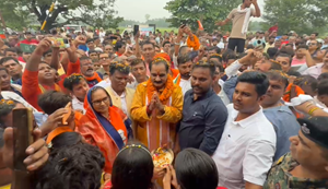 Sansad Gopal Thakur ne jhandi dikha kar trenon ka thaharav kiya shuru, logon mein khushi ka mahaul...