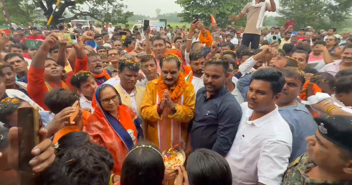 Sansad Gopal Thakur ne jhandi dikha kar trenon ka thaharav k