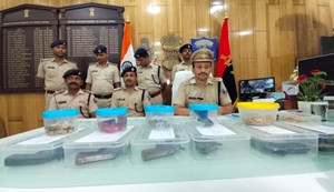 Antarrajya kukhyat aparadhi Roushan Sharma aur police ke beech muthbhed, Mini gun factory ka udbhedan...