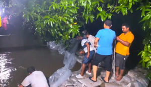 Bihar Flood News : Ganga nadi ke tatbandh mein risaav se macha hadkamp, jal sansadhan vibhag ki puri team bandh bachane mein juti...
