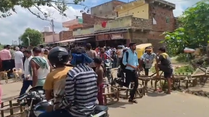 Jaljamav ki samasya ko lekar graminon ne Shakurabad marg kiy
