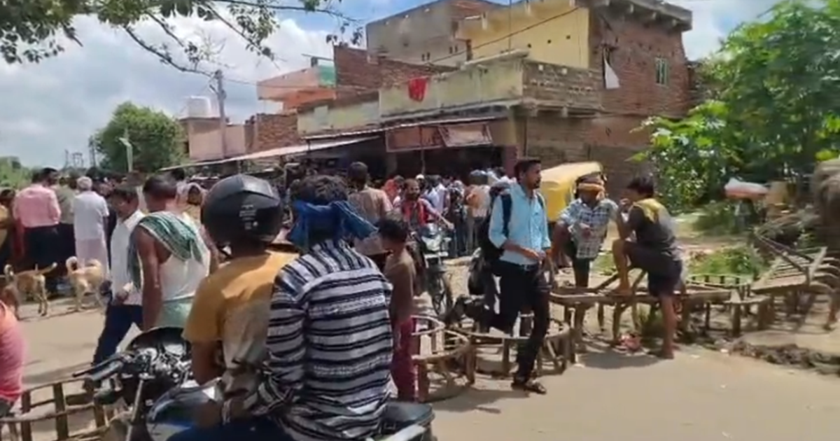 Jaljamav ki samasya ko lekar graminon ne Shakurabad marg kiy