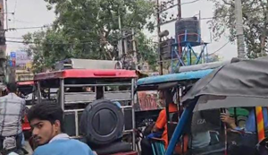 Traffic vyavastha ki samasya badhi : Vahan chalakon ke pass na to vaidh driving license aur na hi gaadi chalane ki nirdharit umr...