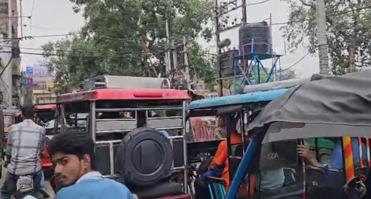 Traffic vyavastha ki samasya badhi : Vahan chalakon ke pass 