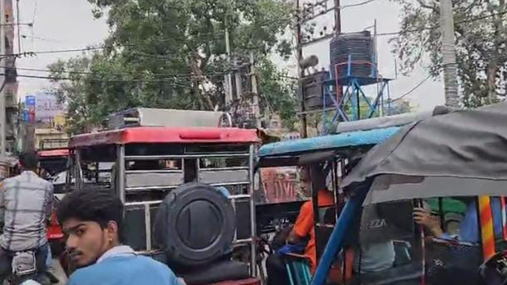 Traffic vyavastha ki samasya badhi : Vahan chalakon ke pass 