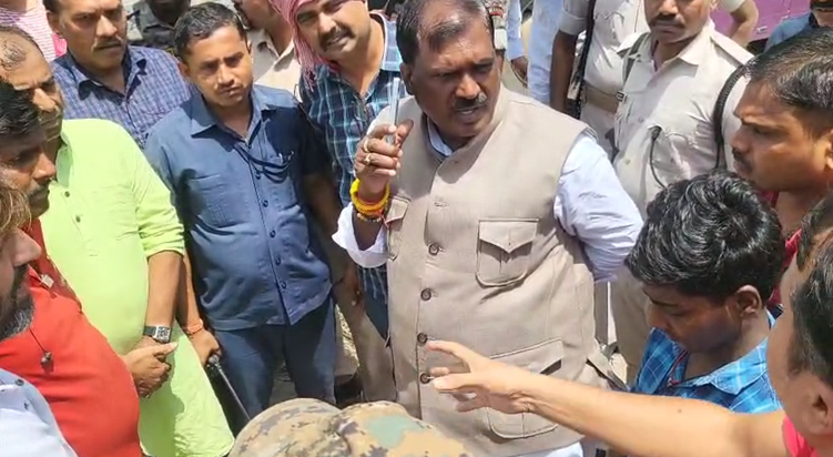 Lekha Nagar mein jaljamaav se pareshaan logon ka foota gussa