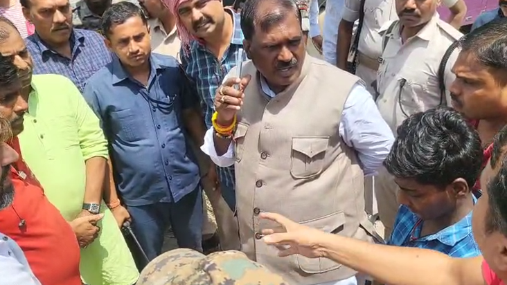 Lekha Nagar mein jaljamaav se pareshaan logon ka foota gussa