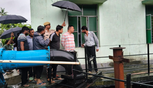 Nirantar barsaat mein jalnikasi ke liye jute rahe nagar nigam karmi, shikayat ke liye is number par karen sampark...