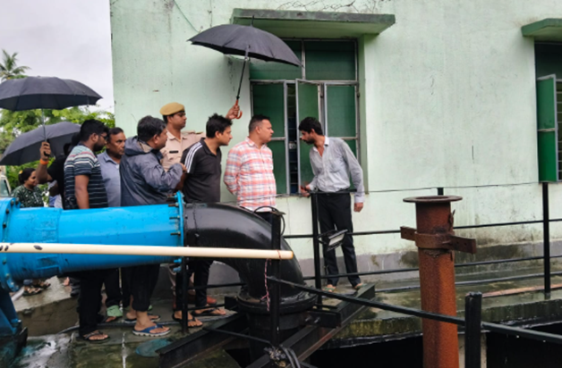 Nirantar barsaat mein jalnikasi ke liye jute rahe nagar niga