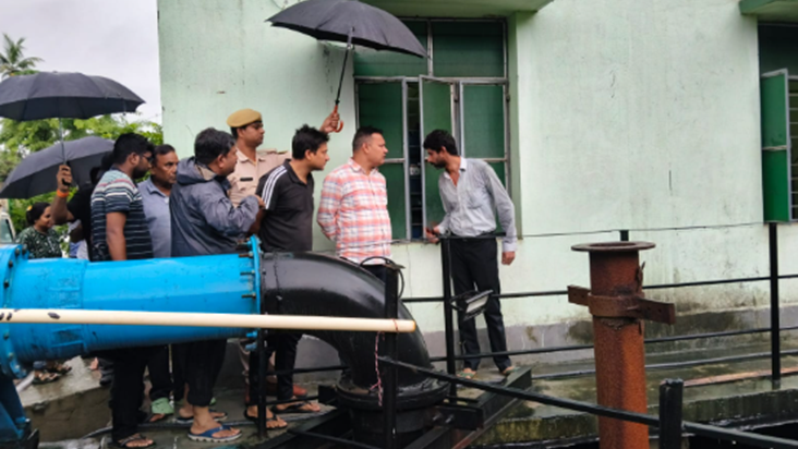 Nirantar barsaat mein jalnikasi ke liye jute rahe nagar niga