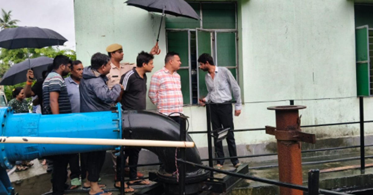 Nirantar barsaat mein jalnikasi ke liye jute rahe nagar niga