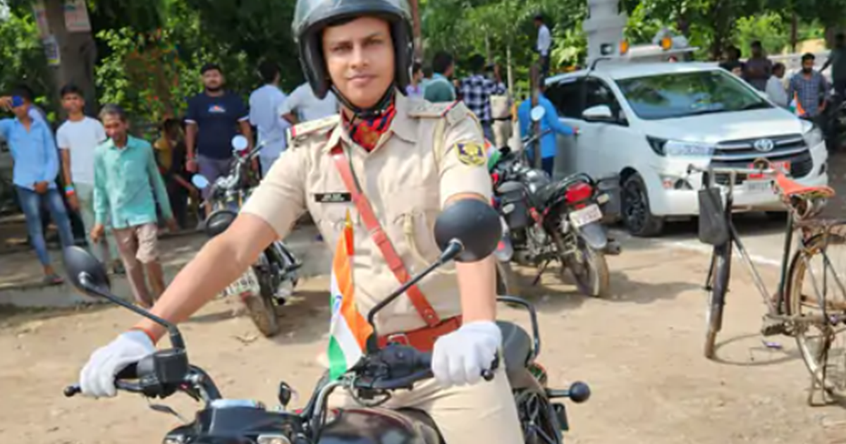 SP Office Media Cell mein posted Daroga Anuj Kashyap ne ki k