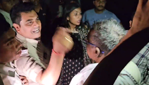 Chatouni police ki sharmnak kartut!... Bike janch ke naam par police ki barbarata, bike sawar mahila ke saath police jawan ki sharmnak harkat...