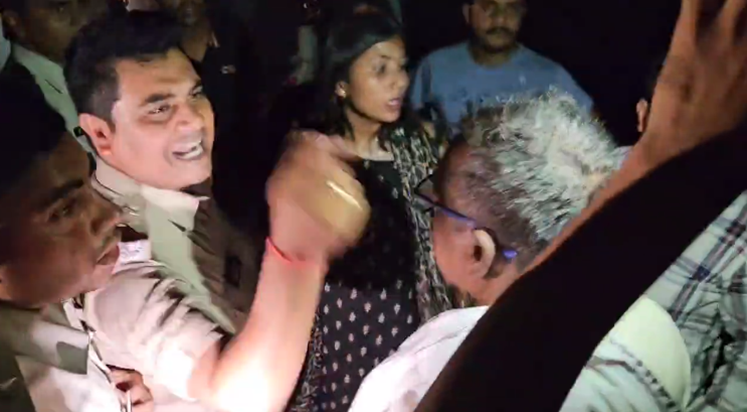 Chatouni police ki sharmnak kartut!... Bike janch ke naam pa