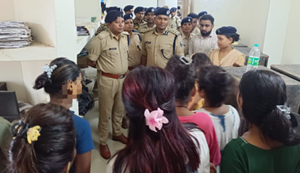 Police ne 9 nabalig ladkiyon ko orchestra se mukt karaya, 7 abhiyukt giraftaar...