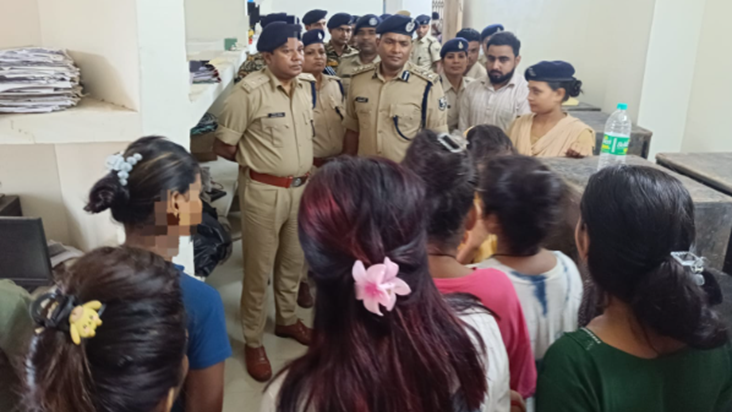 Police ne 9 nabalig ladkiyon ko orchestra se mukt karaya, 7 