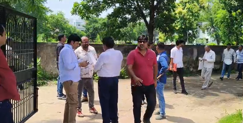 Bihar News : Jal Sansadhan Vibhag ke Karyalaya par Chipka Ku Bihar News : Jal Sansadhan Vibhag ke Karyalaya par Chipka Ku