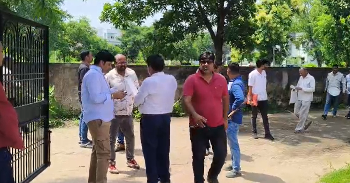 Bihar News : Jal Sansadhan Vibhag ke Karyalaya par Chipka Ku