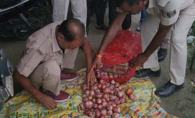 Bihar mein pyaaz ki aad mein sharab ki taskari, police ki aa