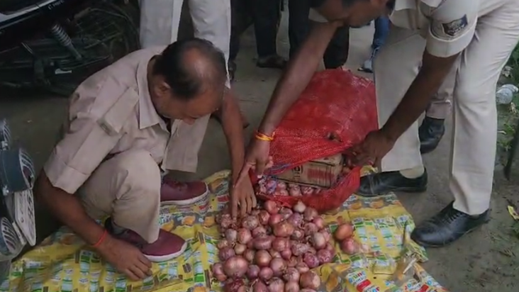Bihar mein pyaaz ki aad mein sharab ki taskari, police ki aa
