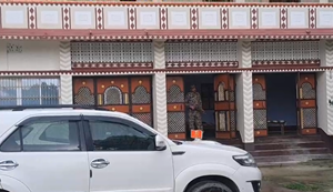 Subah-subah Mujaffarpur mein Mukhiya ke ghar par ED ki raid... Aay se adhik sampatti mamle mein pahunchi team...