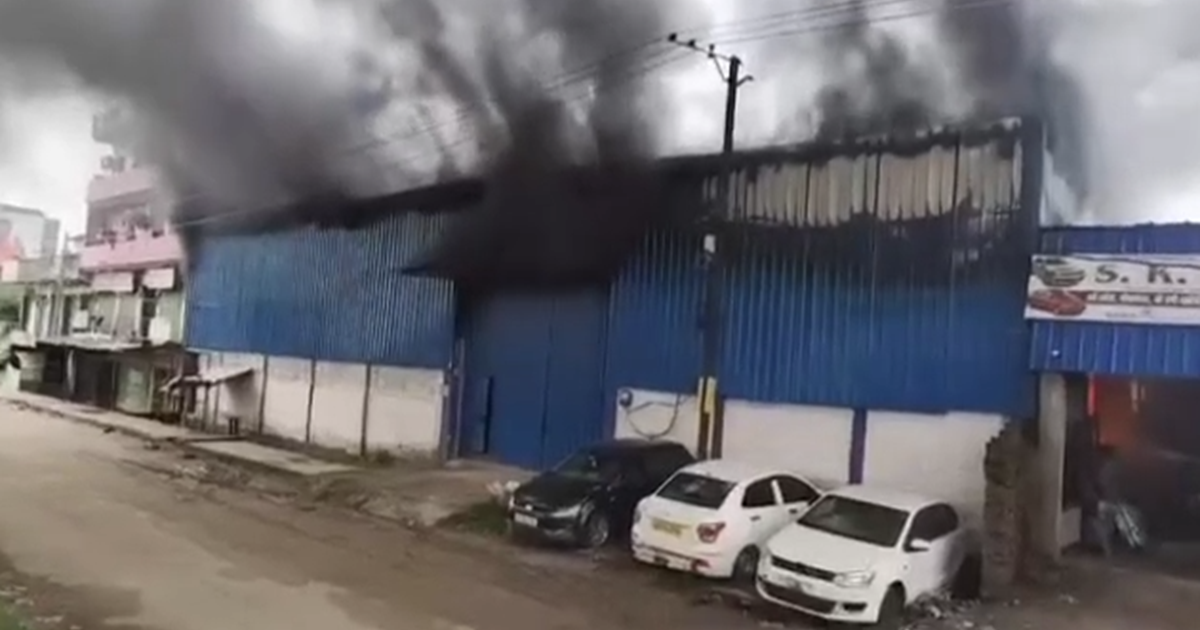 Patna News : Veyarhaus mein lagi bheeshan aag, godaam jal ka