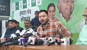 Tejaswi Yadav ka chunav aayog par bada aarop, BJP ke ishaare par "vote ki dakaity" kar rahi... Mujaffarpur ki Mayor aur unke devar ke paas bhi 2 voter ID...