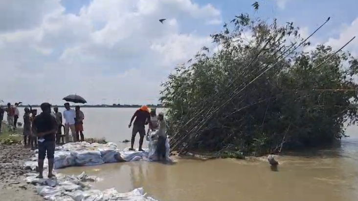 Kosi ke kataav se dahshat mein gaon ke log, baadh sangharsha