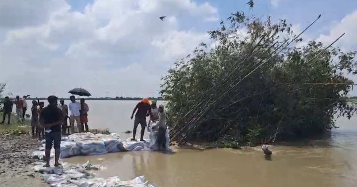 Kosi ke kataav se dahshat mein gaon ke log, baadh sangharsha