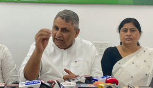 "Bihar mein Congress ne Rahul Gandhi ko Jannayak bana diya, Delhi jayenge to Rashtrapita bana denge"