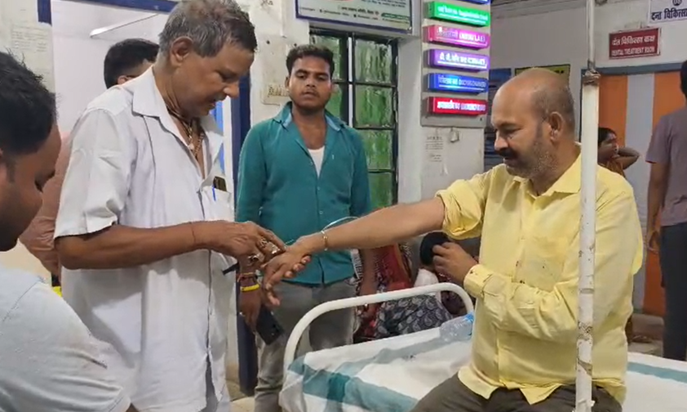 Bihar Crime: Apradhiyon ne Mukhiya aur bete par kiya chaku s Bihar Crime: Apradhiyon ne Mukhiya aur bete par kiya chaku s