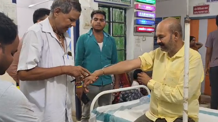 Bihar Crime: Apradhiyon ne Mukhiya aur bete par kiya chaku s