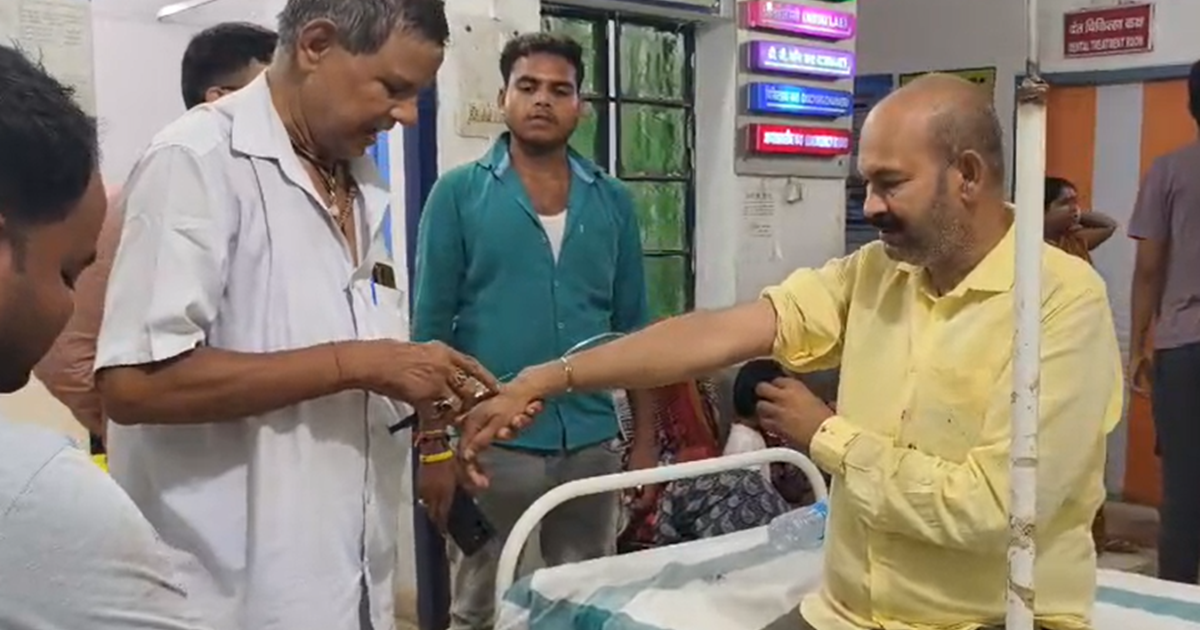 Bihar Crime: Apradhiyon ne Mukhiya aur bete par kiya chaku s