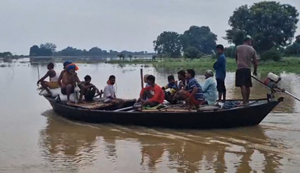 Mushkil me faujiyon ka gaon: Maner ke Ratan Tola me baadh ka kahar, jugaad naav se ho raha aavagaman.