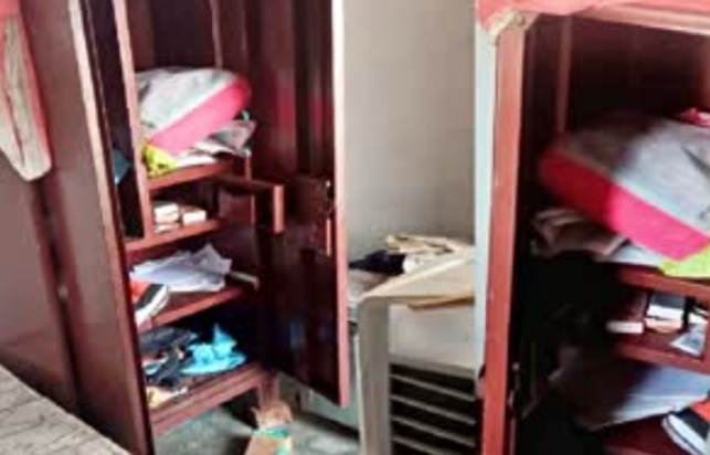 15 lakh rupees stolen from the house of a son who went to pe