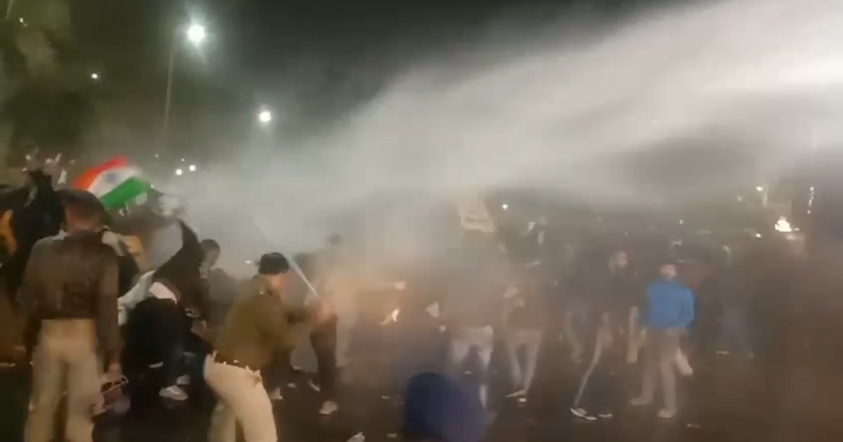 Lathi charge on protesting BPSC candidates in Patna