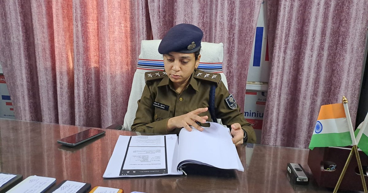 Vaishali police arrested five cyber criminals who were dupin