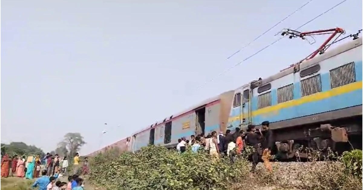 When the Garib Rath Express going at high speed got divided 