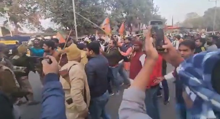 BJP-Congress workers clashed with sticks on the road in Patn BJP-Congress workers clashed with sticks on the road in Patn