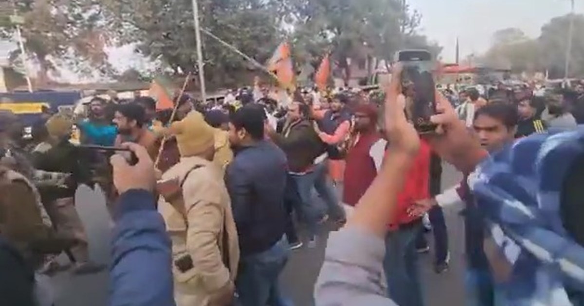 BJP-Congress workers clashed with sticks on the road in Patn