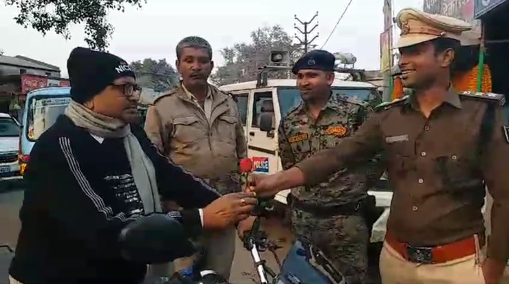 DSP's Gandhigiri: Instead of challan, he is giving a rose fl DSP's Gandhigiri: Instead of challan, he is giving a rose fl